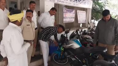 यावल: यावल पोलिसांकडून वेशिस्त दुचाकी नंबर प्लेट धारकांवर कठोर कारवाई, मान्यता प्राप्त नंबर प्लेट बसवूनच सोडल्या दुचाकी