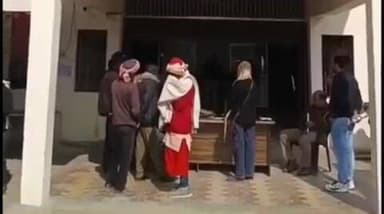 मुगलसराय: ओढ़वार में साधु का वेश बनाकर महिलाओं को संतान प्राप्ति का झांसा देकर सोने-चांदी के आभूषण और नकदी ठगने वाले दो गिरफ्तार