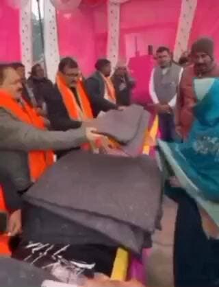 इटवा: पूर्व मंत्री डॉ. सतीश द्विवेदी दलपत नगर में BJP नेता द्वारा आयोजित कंबल वितरण कार्यक्रम में मुख्य अतिथि बने