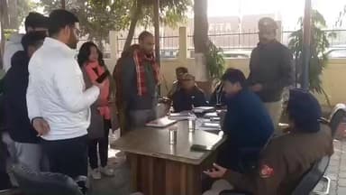 तिलहर: कोतवाली में थाना समाधान दिवस के दौरान एडीएम और सीओ ने फरियादियों की समस्याएं सुनीं, निस्तारण के दिए निर्देश