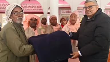 मड़िहान: मड़िहान के गुरुदेव नगर आश्रम में 200 जरूरतमंदों को बांटे गए कंबल, जिला जज ने माता-पिता को परेशान करने वालों पर कार्रवाई की बात कही