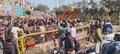 अतरौली: हरदुआगंज में पिछले दिनों पकड़ा गया मीट जांच में गोवंश का निकला, अतरौली में लोगों ने किया विरोध प्रदर्शन और लगाया जाम