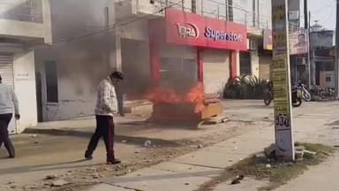 पुवायां: बंडा में पत्नी से नाराज पति ने घरेलू सामान में लगाई आग, मची अफरा-तफरी