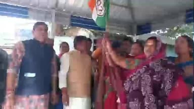 মথুরাপুর ২: কৌতলা অঞ্চল এলাকায় উন্নয়নের সংলাপ কর্মসূচিতে সাংসদের হাত থেকে দলীয় পতাকা নিয়ে সিপিএম ছেড়ে তৃণমূলে যোগ