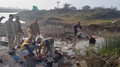 झालरापाटन: झालावाड़ सदर पुलिस ने अवैध हथकड़ शराब बनाने के अड्डों पर छापा, 2500 लीटर वाश नष्ट कर 25 लीटर अवैध शराब की की जप्त