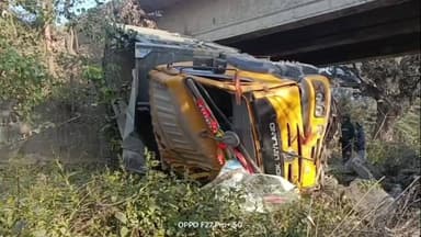 गिद्धौर: रामटुंडा गांव में झपकी आने से अनियंत्रित होकर पुल के नीचे गिरा हाइवा, चालक और उपचालक बाल-बाल बचे