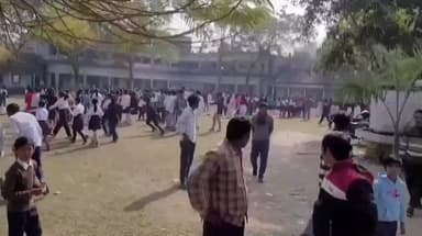 তুফানগঞ্জ ২: স্কুলে দেরিতে আশা নিয়ে শিক্ষক এবং অভিভাবকদের বাকবিতম্বায় চরম বিশৃঙ্খলা নাগুর হাট উচ্চ বিদ্যালয়ে