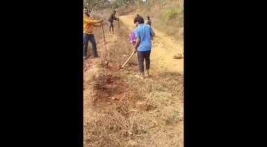 రహదారికి సొంతంగా మరమ్మతులు చేపట్టిన అరకులోయ మండలం బస్కి పంచాయితీలను బిజ్జగూడ గిరిజనులు