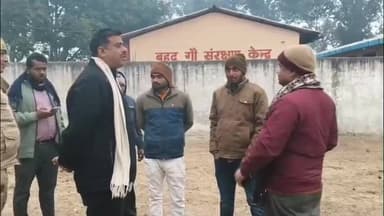 फरेंदा: ग्राम सभा मधुकरपुर महदेवा में स्थित गौशाला का निरीक्षण तहसीलदार ने किया