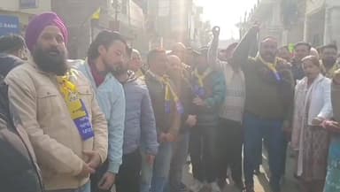 ਪਠਾਨਕੋਟ: ਅੱਜ ਆਮ ਆਦਮੀ ਪਾਰਟੀ ਵੱਲੋਂ ਪੰਜਾਬ ਭਾਜਪਾ ਦੇ ਕਾਰਜਕਾਰੀ ਪ੍ਰਧਾਨ ਅਸ਼ਵਨੀ ਕੁਮਾਰ ਦੇ ਘਰ ਦਾ ਕੀਤਾ ਗਿਆ ਘਿਰਾਓ।