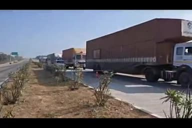 रामटेक: कंटेनर चालकाला झोपेची डुलकी आल्याने खुमारी परिसरात कंटेनर पलटला; कुठलीही हानी नाही