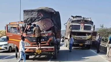 पालघर: राष्ट्रीय महामार्गावर टेन नजीक ट्रक आणि टेम्पोची धडक झाल्याने अपघात