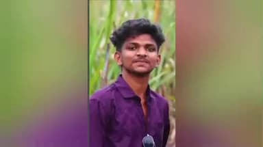 பரமத்தி வேலூர்: பரமத்தியில் தனியார் கல்லூரியில் 3-வது மாடியில் இருந்து மாணவன் குதித்து தற்கொலை செய்து கொண்ட சம்பவத்தால் பரபரப்பு ஏற்பட்டுள்ளது