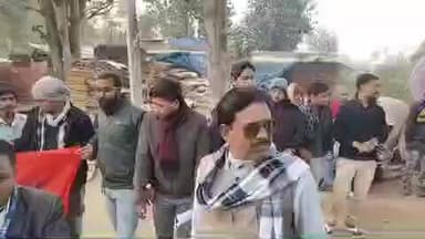 झाझा: पुरानी बाजार झाझा में अभाविप ने सांसद का काफिला रोककर सौंपा 7-सूत्रीय मांग पत्र, नारगंजो में ट्रेन ठहराव की मांग