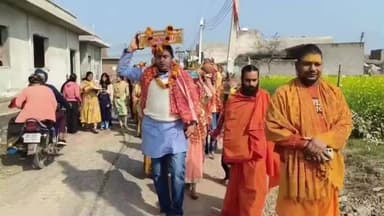 अतरौली: बिजौली के प्राचीन शिव मंदिर में श्रीमद् भागवत कथा का शुभारंभ कलश यात्रा के साथ हुआ