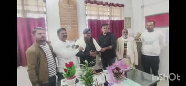 हरिहरगंज: हरिहरगंज थाना में नव पदस्थापित थाना प्रभारी का मुखिया ने अंग वस्त्र देकर किया स्वागत