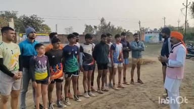 चांदपुर: चांदपुर के बागड़पुर के जनता इंटर कॉलेज में शिवसेना जिला प्रमुख ने कबड्डी खिलाड़ियों को सड़क सुरक्षा नियमों की दी जानकारी