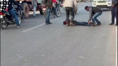 लोहरदगा: तेज रफ्तार से दो बाइकों की सीधी टक्कर, एक युवक गंभीर रूप से घायल, घटना के बाद मची अफरातफरी