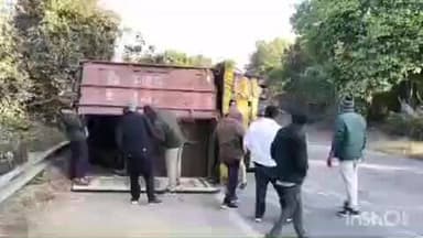 ରେଢାଖୋଲ: ରେଢ଼ାଖୋଲ ବୌଦ୍ଧ ରାସ୍ତାର ପନ୍ଥେଇ ନିକଟ ବୁଲାଣିରେ ଭାରସାମ୍ୟ ହରାଇ ଓଲଟିଲା ଗୋରୁ ବୋଝେଇ କଣ୍ଟେନର, ଜଣେ ମୃତ ସହ ୩୨ ଗୋରୁ ମୃତ