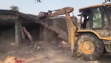 महमूदाबाद: सदरपुर में तालाब से हटाया गया 10 साल पुराना अवैध कब्जा, प्रशासन ने चलाया बुलडोजर