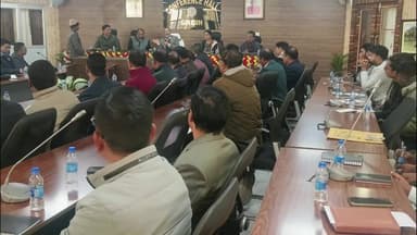 गिरिडीह: जिला निर्वाचन पदाधिकारी-सह-उपायुक्त ने समाहरणालय परिसर में निर्वाचन से जुड़े सभी पदाधिकारियों को निर्देश दिया