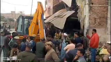 मानिकपुर: मानिकपुर के गुरौला रोड में नगर पंचायत ने चलाया अतिक्रमण हटाओ अभियान, बुल्डोजर से की कार्रवाई