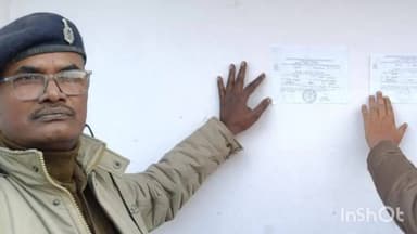 मांझी: डुमाईगढ़ में फरार शराब तस्करों के घर पर इश्तेहार चिपकाया गया