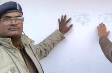 मांझी: मांझी थाना पुलिस ने फरार शराब तस्करों के घर पर इश्तिहार किया चस्पा