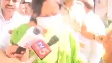 ಹಾಸನ: ಯಶ್ ತಾಯಿ ಪುಷ್ಪ ವಿರುದ್ಧ ಸೈಟ್ ಒತ್ತುವರಿ ಆರೋಪ :ಪೊಲೀಸ್ ಠಾಣೆಗೆ ಬಂದು ದೂರುನೀಡಿದ ಪುಷ್ಪ