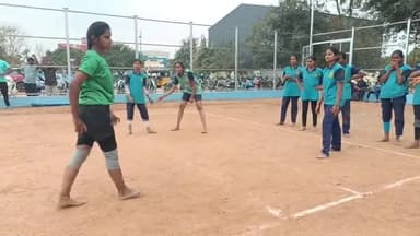 ஊத்தங்கரை: அரசு விளையாட்டு மைதானத்தில் திமுக சார்பில் விளையாட்டுப் போட்டிகளில் வெற்றி பெற்ற வீரர்களுக்கு எம்எல்ஏ மதியழகன் பரிசுகள் வழங்கினார்