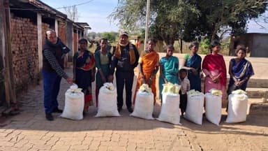 विष्णुगढ़: खम्भवा बिरहोर टोला के परिवारों के बीच अनाज व नमक का वितरण