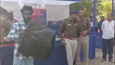 মোহনপুর: গরিব মানুষদের শীতের হাত থেকে বাঁচাতে শীতবস্ত্র প্রদান জেলা পুলিশের