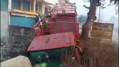 टूंडला: एटा शिकोहाबाद मार्ग पर अनियंत्रित होकर खाई में गिरी कैंटर, चालक घायल