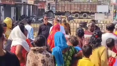 বারাবনী: কুলটির ৫৯ নম্বর ওয়ার্ডের বাদনা উৎসব উপলক্ষে আদিবাসী মহিলাদের শাড়ি ও কম্বল বিতরণ