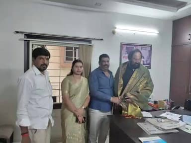 గద్వాల్: నీటి పారుదల,పౌర సరఫరాల శాఖ మంత్రివర్యులు ఉత్తమ్ కుమార్ రెడ్డి గారిని కలిసిన జెడ్పి మాజీ చైర్ పర్సన్ సరితా