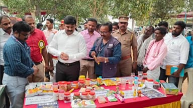 பென்னாகரம்: நெருப்பூர் 'நலம் காக்கும் ஸ்டாலின் ' மருத்துவ முகாமில், உணவு பாதுகாப்பு துறை சார்பாக கலப்படம் குறித்த விழிப்புணர்வு , கலெக்டர் சதீஷ் பார்வையிட்டார்