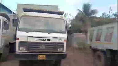 आजरा: शिये फाटा येथे अवैधरित्या वाहतूक करणारे डंपर तपासणीदरम्यान शासकीय अधिकाऱ्यांना धमकी; एकावर गुन्हा दाखल