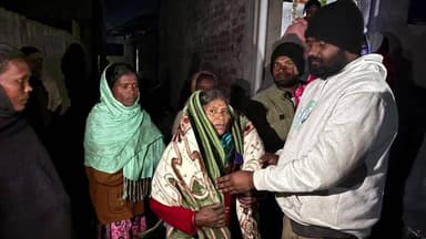 कुडू: चेटर गांव में झामुमो जिलाध्यक्ष मोजम्मिल अहमद ने वृद्ध व असहायों के बीच कंबल बांटकर ठंड से दिलाई राहत