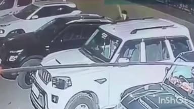 ચોરાસી: ગોડાદરામાં અસામાજિક તત્વો દ્વારા ગાડીઓના કાચ તોડી નાખવાની ઘટના સામે આવી છે. મોડીરાતે અજાણ્યા શખ્સોએ પાર્ક કરેલી અનેક.