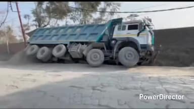 पांवटा साहिब: अनियंत्रित होकर सड़क किनारे लुढ़का टिप्पर, टला बड़ा हादसा