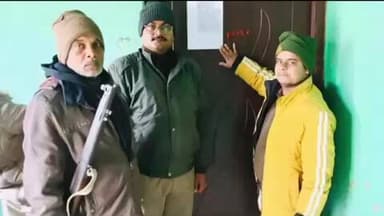 फुलवरिया: श्रीपुर थाना पुलिस ने कोर्ट के आदेश पर फरार अभियुक्तों के घर पर इश्तेहार चस्पाया, SHO के नेतृत्व में हुई कार्रवाई