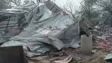 रोहतक: रोहतक जिले के जिन्दरान कलां गांव में प्रशासन ने अवैध कॉलोनी में तोड़फोड़ अभियान चलाया