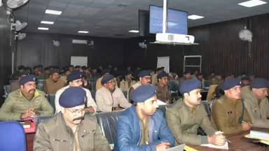 बेतिया: पुलिस केंद्र बेतिया में एसपी डॉ. शौर्य सुमन की अपराध गोष्ठी, थानाध्यक्षों को अपराध नियंत्रण के दिए सख्त निर्देश
