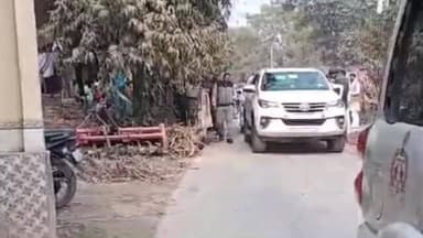 कसिया: हत्या के ग्यारहवें दिन अमरपुर पहुंचे प्रभारी मंत्री दिनेश प्रताप सिंह, पीड़ित मां को न्याय का भरोसा दिया