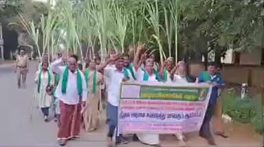 மோகனூர்: மோகனூரில் கரும்பு டன் ஒன்றுக்கு ரூ.4 ஆயிரம் வழங்ககோரி விவசாயிகள் ஆர்ப்பாட்டத்தில் ஈடுபட்டனர்