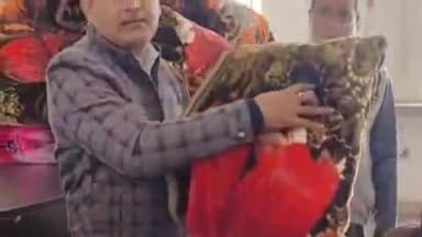 बुढ़ाना: तहसील के बार हाल में ठंड से बचाव के लिए तहसीलदार महेंद्र सिंह यादव ने लोगों को नि:शुल्क कंबल वितरित किए