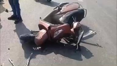 छतरपुर: हमा तिराहे पर स्कूटी और बाइक की टक्कर, 3 लोग गंभीर घायल, अस्पताल में भर्ती