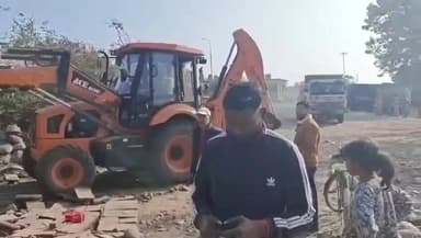 पूर्णागिरि: बैराज क्षेत्र में 6 अवैध दुकानों पर प्रशासन ने चलाया बुलडोजर, अतिक्रमण हटाने का सख्त अभियान
