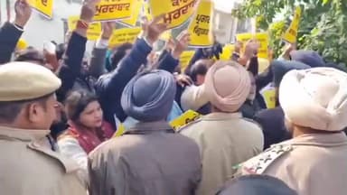 ਜਲੰਧਰ 1: ਆਪ ਆਗੂਆਂ ਨੇ ਕਾਂਗਰਸੀ ਵਿਧਾਇਕ ਸਰਦਾਰ ਪ੍ਰਗਟ ਸਿੰਘ ਦੇ ਨਿਵਾਸ ਸਥਾਨ ਦੇ ਬਾਹਰ ਕੀਤਾ ਰੋਸ਼ ਪ੍ਰਦਰਸ਼ਨ