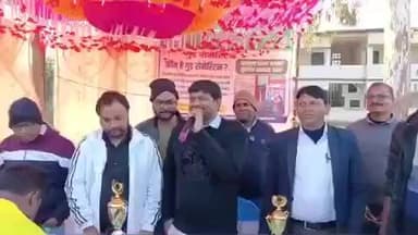 बरकागाँव: पत्रकारों और प्रखंड कार्यालय कर्मियों के बीच मैत्रीपूर्ण एक दिवसीय फुटबॉल मैच का आयोजन